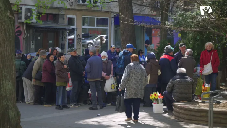 Топла супа - подадена ръка в студените дни