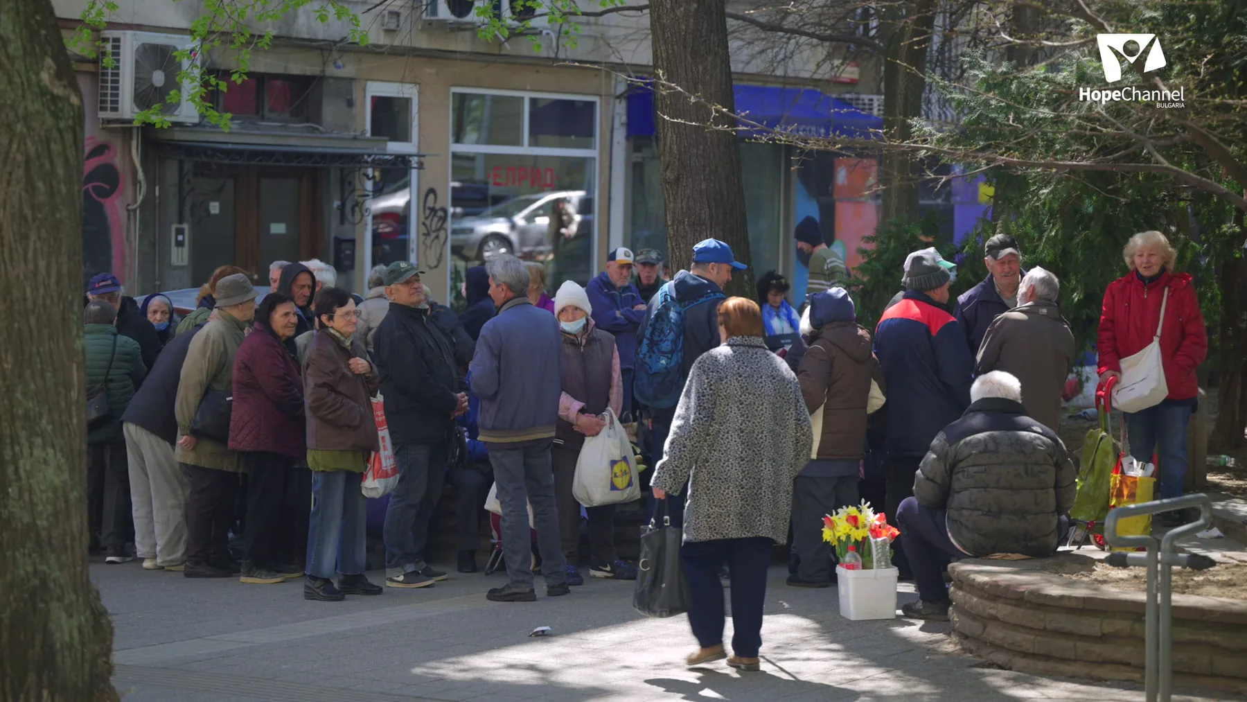Топла супа - подадена ръка в студените дни